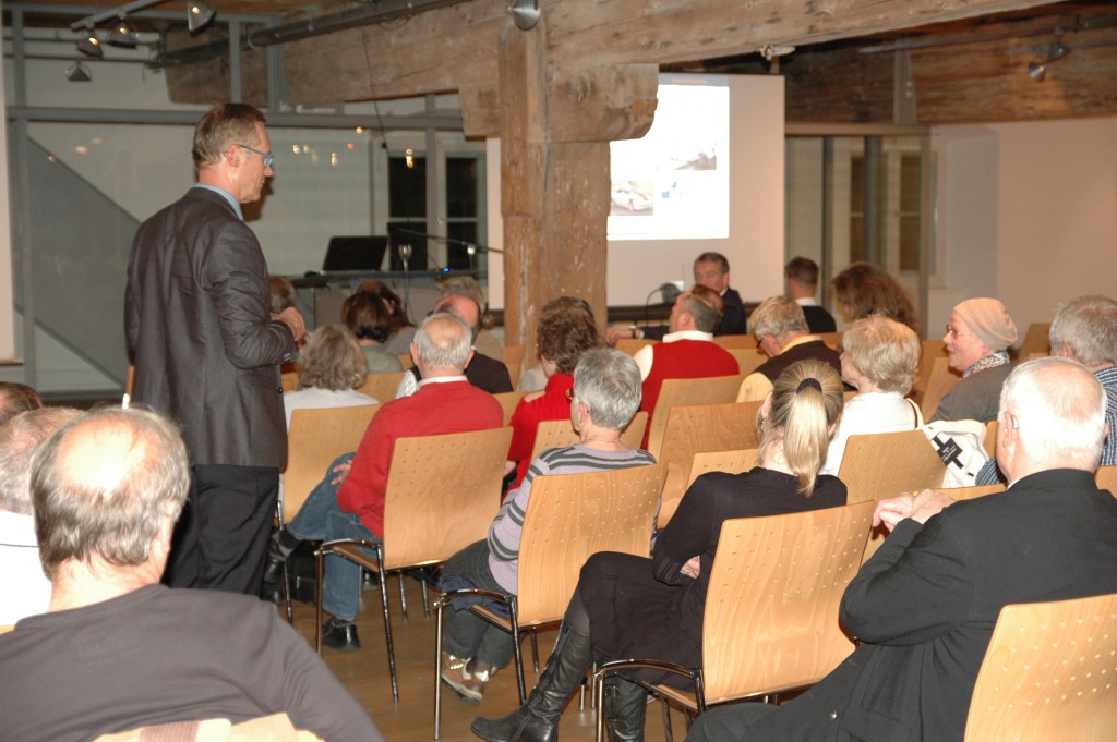 Prof. Dr. Ulrich Bogdahn beantwortet Fragen der Besucher.