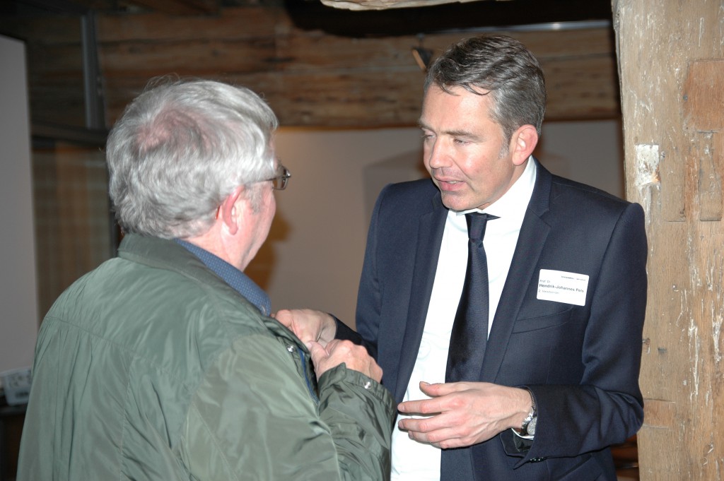 Prof Dr. med. Hendrik-Johannes Pels im Gespräch mit einem interessierten Besucher.